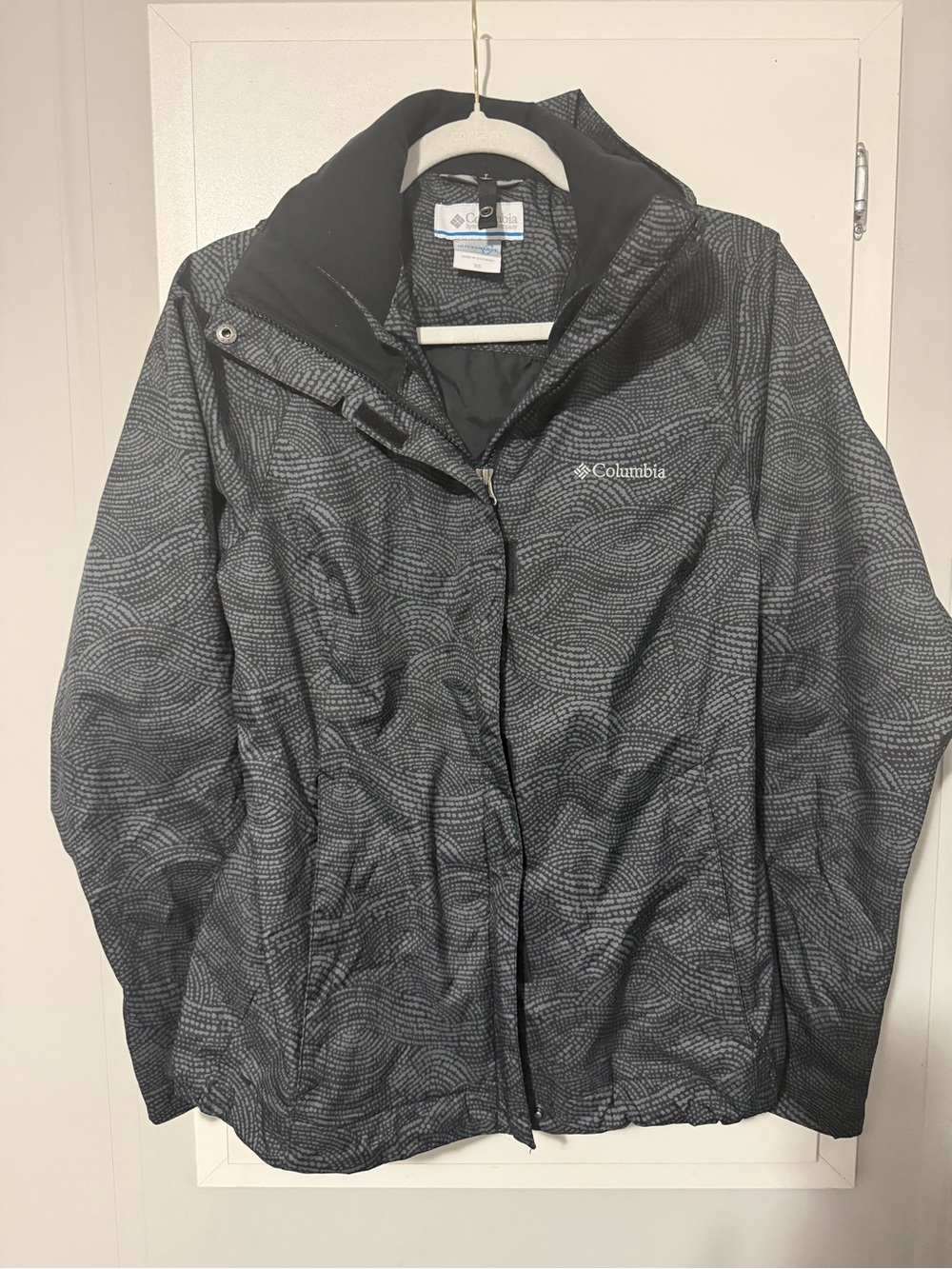 107. Columbia Women's Black & Gray Patterned Ski Jacket XS